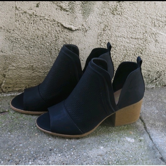 NIB Qupid Cutout Perforated Ankle Booties - Picture 4 of 4